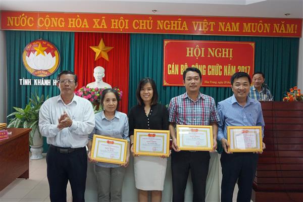 Tặng Giấy khen cho các cá nhân hoàn thành xuất sắc nhiệm vụ 2017