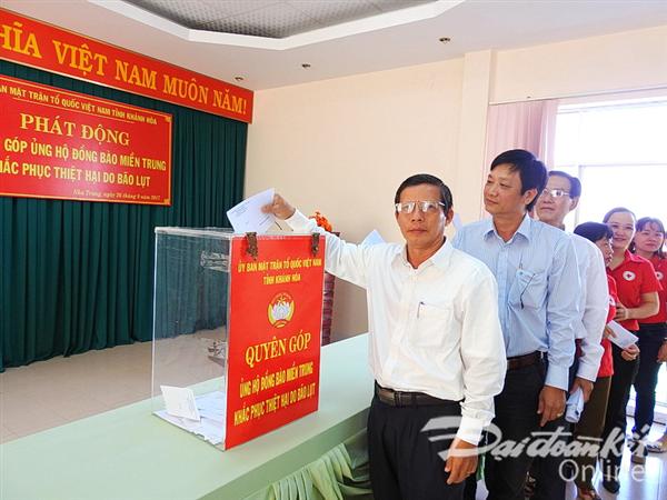 Ông Trần Ngọc Thanh cùng đại diện các đơn vị tham gia ủng hộ sau lễ phát động.